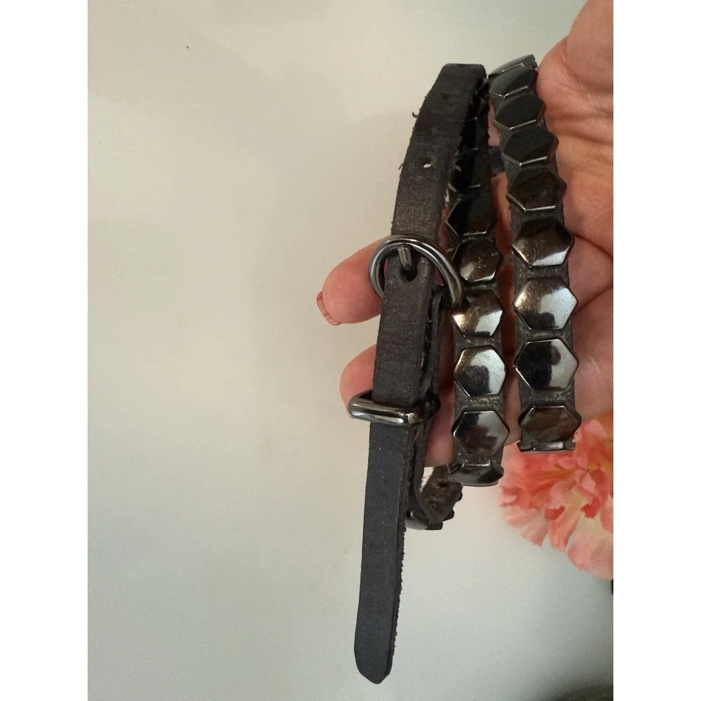 Gap Black Leather Skinny Belt With Gun Metal Colored Adornment Fits 33-37